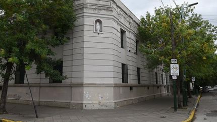 Varias mamás aseguran haberlo visto frente al Lourdes.