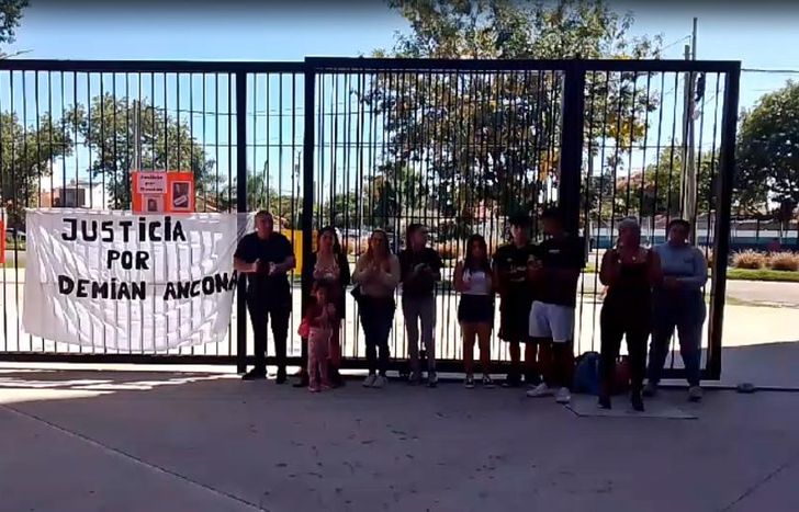 Los familiares de Demian en la puerta de Tribunales.