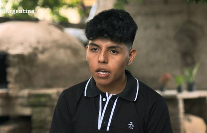 Antonio la rompió con su plato.