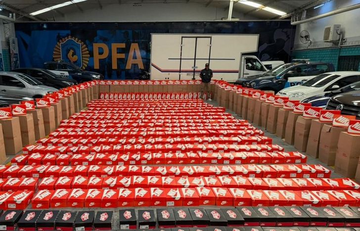 Incautaron una gran cantidad de cajas con mercadería de contrabando.