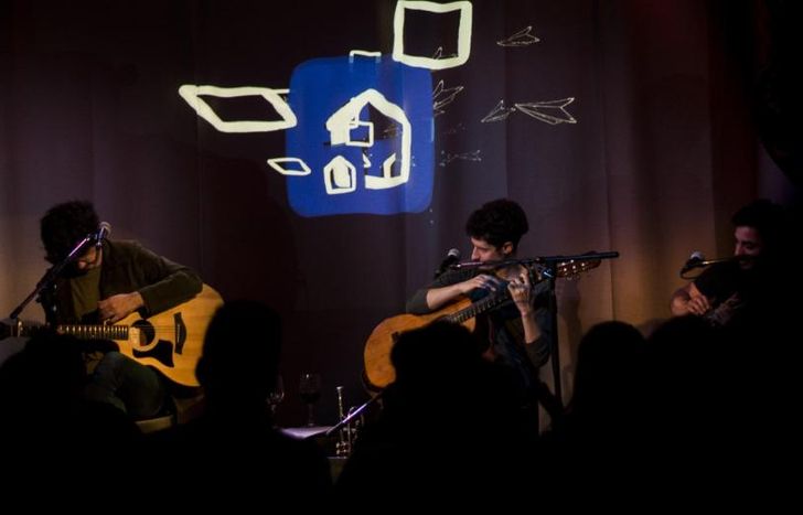 Un show con voces y guitarras.