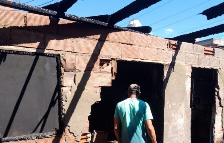 La vivienda afectada quedó completamente destrozada.