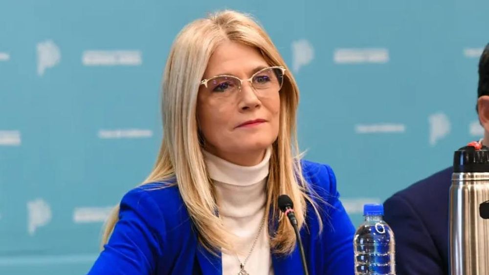 Verónica Magario apunto contra Javier Milei.