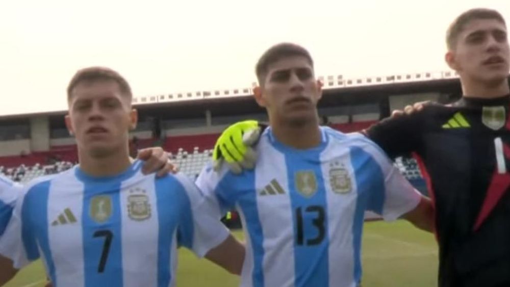 Barrientos, entonando el himno argentino.