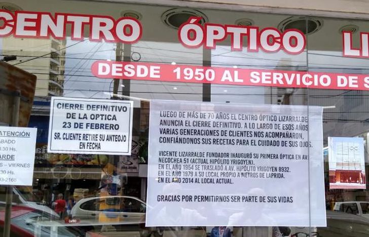 En la vidriera hay carteles anunciando el cierre.