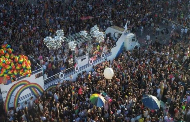 La carroza de Jean Paul Gaultier, en plena marcha.