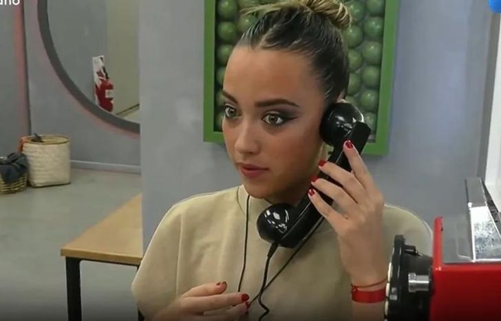 Florencia atendió el teléfono rojo.