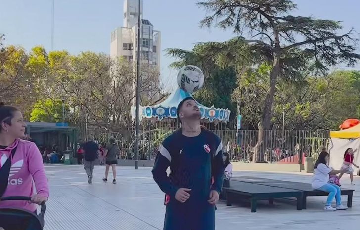 El lomense demostró todo su talento en la Plaza Grigera, ante la atenta mirada de los vecinos de Lomas de Zamora.