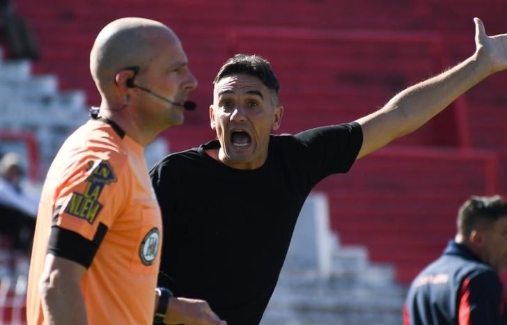 Leonardo Lemos se queja del gol anulado al Milrayitas.