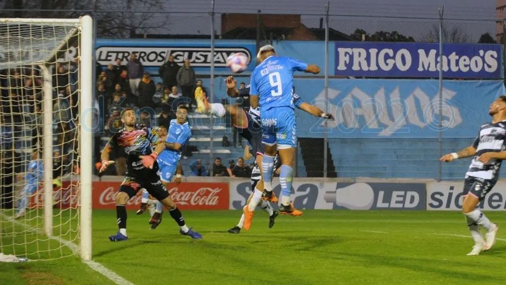 Cabezazo de Luis López para la victoria de Temperley. Cabezazo de Luis López para la victoria de Temperley.