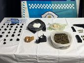 El arma y las drogas incautadas en el allanamiento en Llavallol.