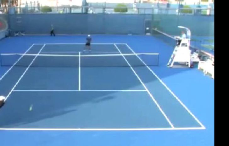 En los videos que se viralizaron se ve que el tenista apenas comprende como sacar y golpear la pelota
