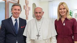 Valeria Mazza y su esposo, con el papa Francisco.