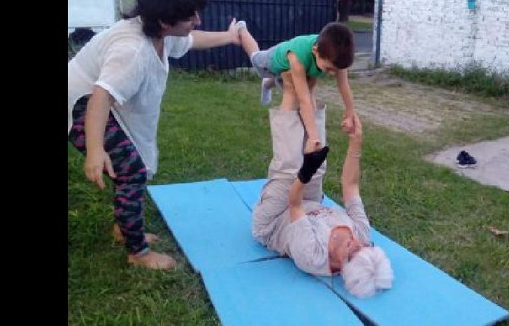 hay yoga para adultos y niños.