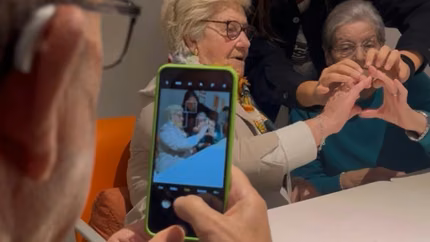 Los adultos mayores van a recibir herramientas básicas del uso del celular en Banfield.&nbsp;