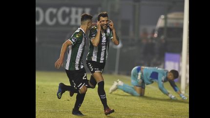 con sufrimiento, banfield lo dio vuelta y se metio en octavos de final