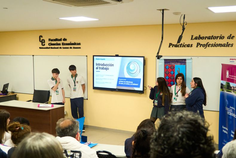 Hub dos categorías: Examen y Trabajo Colaborativo.