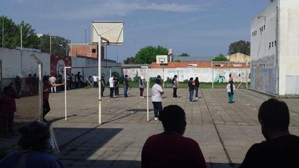 miles de bolivianos residentes en lomas votan a su proximo presidente