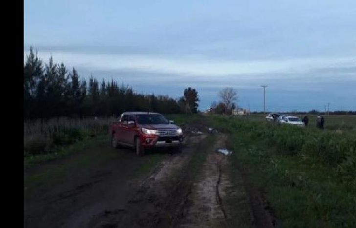 La camioneta Toyota Hilux, abandonada en un descampado.