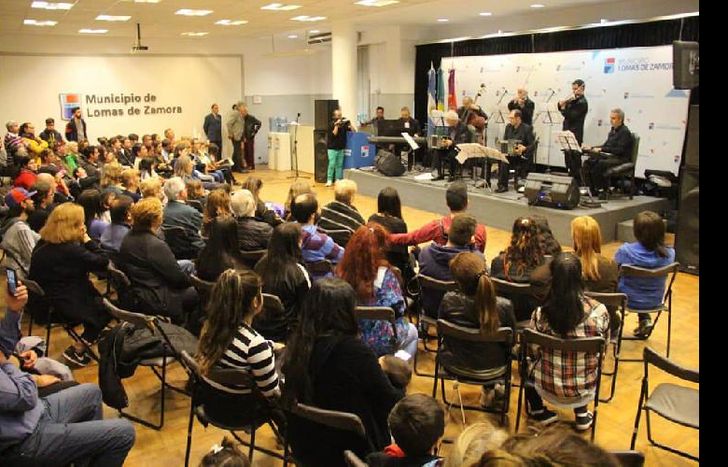 La Orquesta Municipal de Tango dio un show en el Salón Eva Perón del Municipio.