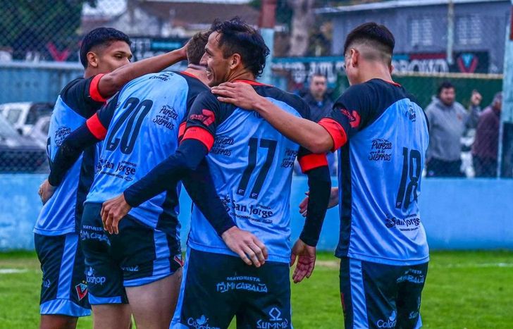 El Tricolor ganó, goleó y gustó en el Arandilla y sueña con el campeonato.