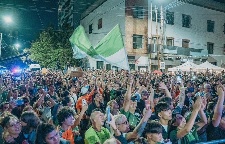 Miles de hinchas de Banfield se juntaron en Vergara y Talcahuano para los festejos.