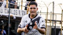 Salvatierra festeja su gol.