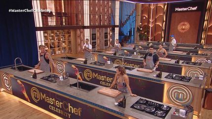 Ian Lucas y Evanglina Anderson, ante la mirada de sus compañeros.&nbsp;