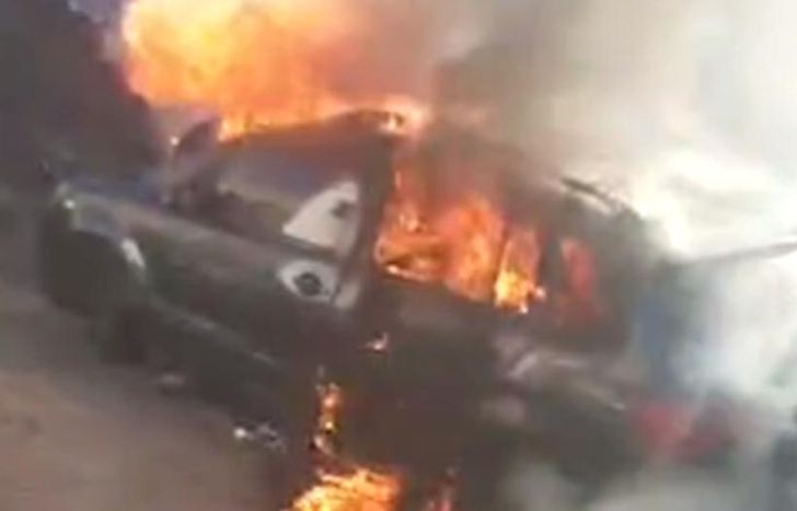 El vehículo, envuelto en llamas.