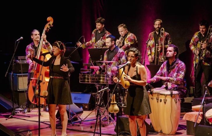 Numerosa orquesta.