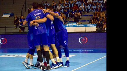 juega lomas voley en el parque