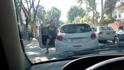 El conductor que agredía a la mujer.