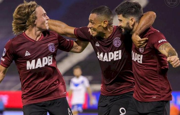 Lanús sacó ventaja, pero Vélez anda derecho fuera de su estadio.
