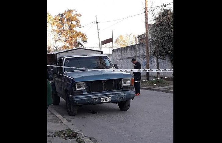 el hombre estaba trabajando con su camión cuando fue atacado.