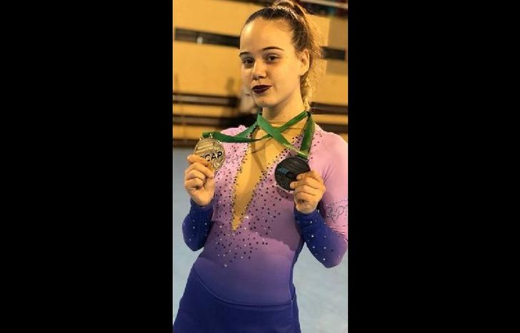 Rocío Álvarez muestra orgullosa las medallas que logró en la Copa Ernesto González Molina.