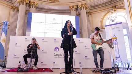 También tocó en vivo.