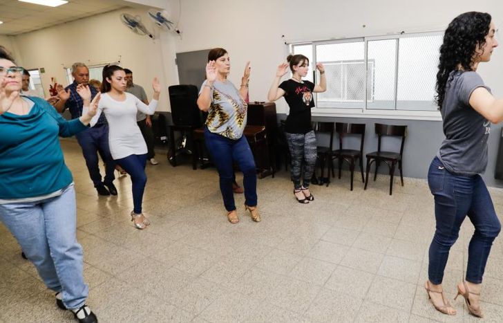 Hay talleres en clubes, centros de jubilados y espacios comunitarios.