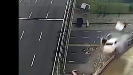 asi fue el accidente del auto que cayo desde la general paz a libertador