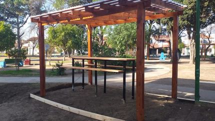 Colocaron ocho pérgolas de madera con mesas y bancos.
