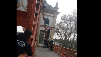 asi fue como los bomberos rescataron a un hombre que amenazo con tirarse desde el puente alsina