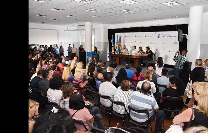 funcionarios, docentes y estudiantes concurrieron al salón.