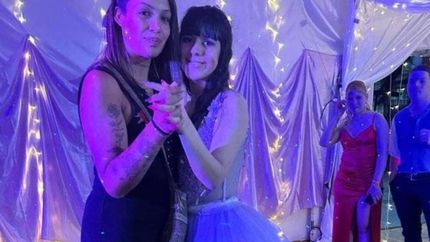 Romina junto a una cumpleañera. La vecina busca seguir haciendo acciones solidarias sin pedir nada a cambio.