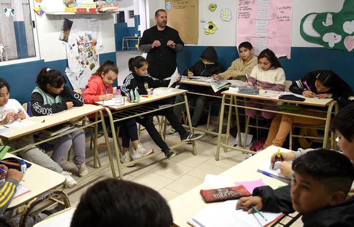 Los chicos tienen actividades recreativas, educación física y apoyo escolar.