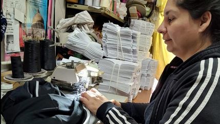 Romina está orgullosa de ser costurera y de haber salido adelante gracias a la profesión y a la ayuda del Municipio.