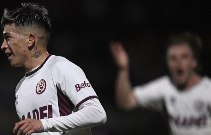 Matías Esquivel festeja el gol del triunfo en Vicente López.