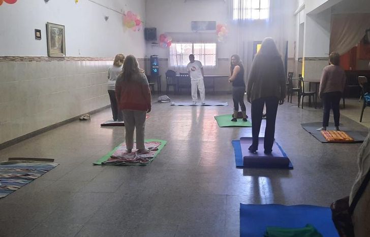 Este jueves arrancan las clases de yoga gratuitas en Díaz Vélez 76, Lomas.