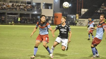 Arrechea y Masuero controlan a Rossi.
