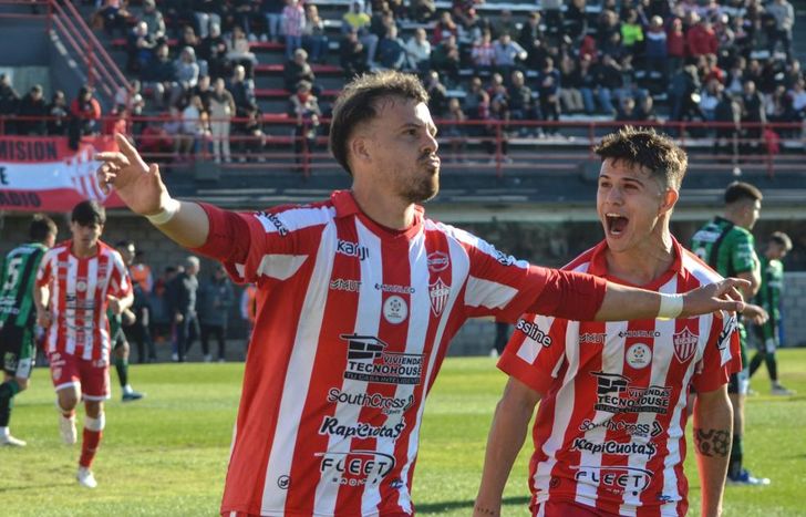 El delantero anotó el primer gol de la tarde ante Nueva Chicago.