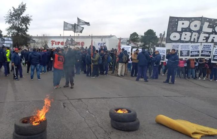 Trabajadores de Bridgestone cortan la rotonda de Llavallol.