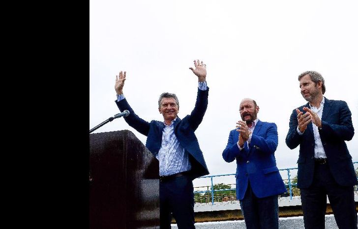 Télam 22/04/2016 Formosa: El presidente Mauricio Macri, encabezó un acto junto al gobernador formoseño, Gildo Insfrán, en la localidad de Clorinda, donde anunció la construcción de una planta potabilizadora de agua. Macri fue recibido con muestras de afecto, por parte de los habitantes.  Foto: Presidencia de la Nación/Télam/ddc